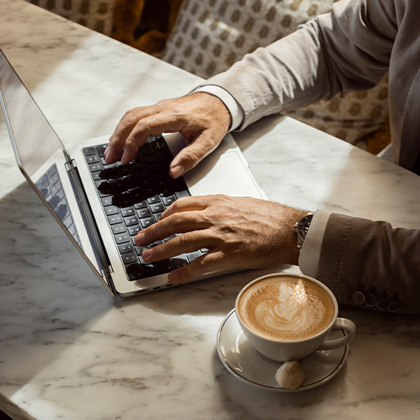 Mann mit Laptop